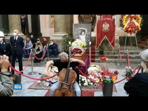 Letizia Battaglia, il compositore Sollima suona alla camera ardente