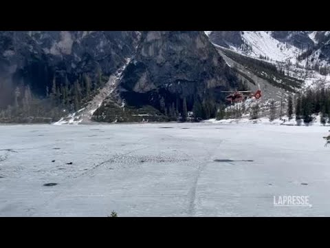 Bolzano, in 8 cadono nel lago di Braies ghiacciato: le operazioni di salvataggio