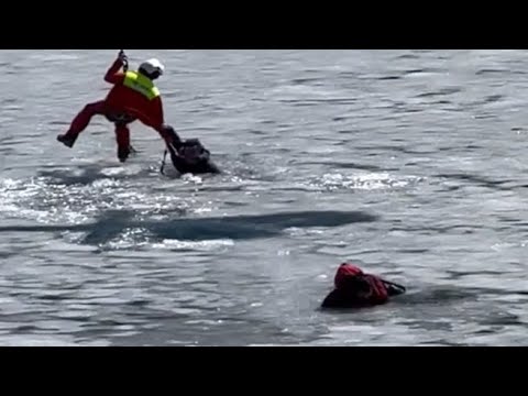 L’incidente sul lago ghiacciato di Braies, il video del salvataggio delle persone finite in acqua