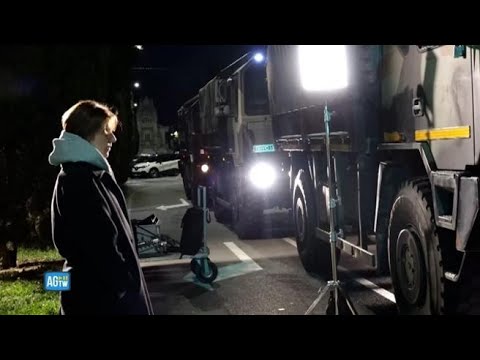 Bergamo, sul set del film che ricorda le vittime del Covid: ricreata la colonna di camion…