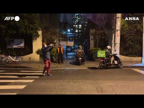 Shanghai, strade deserte nella parte occidentale poche ore prima del lockdown