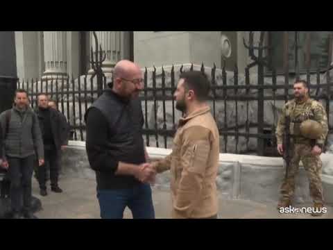 Ucraina, l’abbraccio a Kiev fra Zelensky e Charles Michel