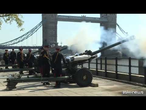 Salve di cannone per i 96 anni della Regina Elisabetta a Londra