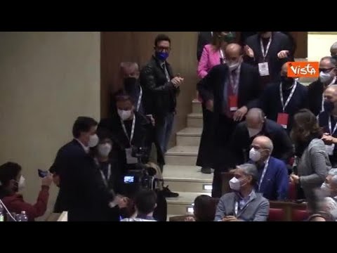Congresso Articolo Uno, ecco l’abbraccio tra Giuseppe Conte e Pier Luigi Bersani