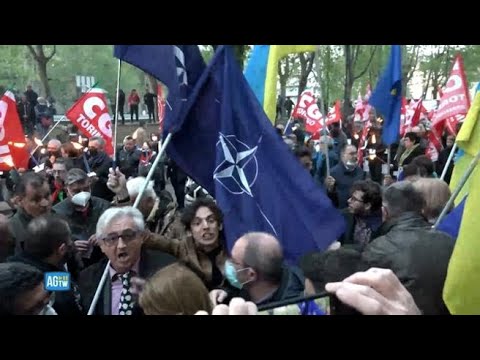 Torino, contestate le bandiere della Nato alla fiaccolata del 25 Aprile
