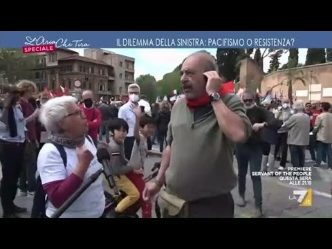 Vauro: «Mattarella non è più il garante della Costituzione!». E una signora in piazza si…