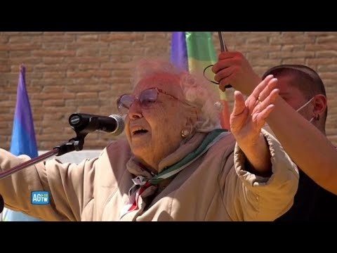 Roma, la partigiana di 102 anni canta «Bella Ciao»: «Viva la libertà»