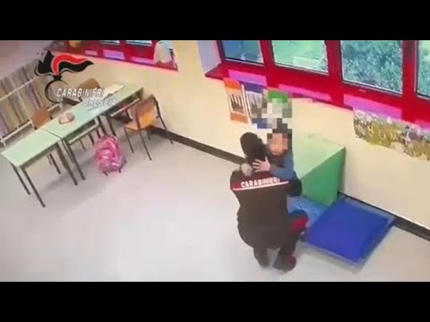 Schiaffi e pizzicotti alla bimba disabile: l’abbraccio liberatorio al carabiniere che la porta…