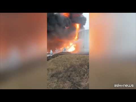 Attacco ucraino a Belgorod, l’incendio al deposito di petrolio