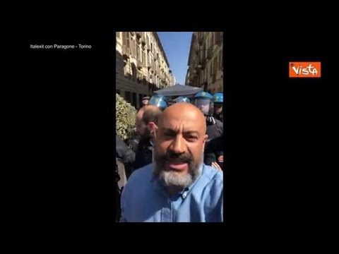 Protesta a Torino, Paragone alla Polizia: «Sono un senatore, o mi fate passare o mi arrestate»