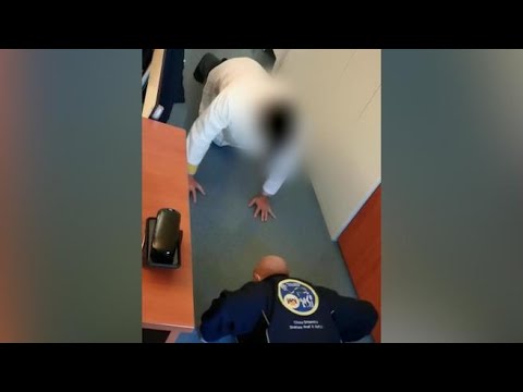 Specializzandi di ortopedia obbligati a fare flessioni: il video