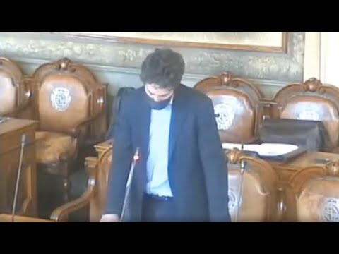 Santori in Comune a Bologna denuncia «l’assalto di due cani a due oche»