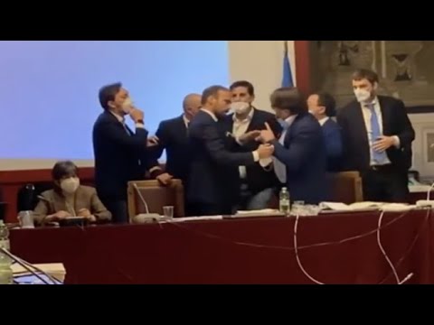 Lite sul fisco, rissa in commissione: volano insulti e spintoni