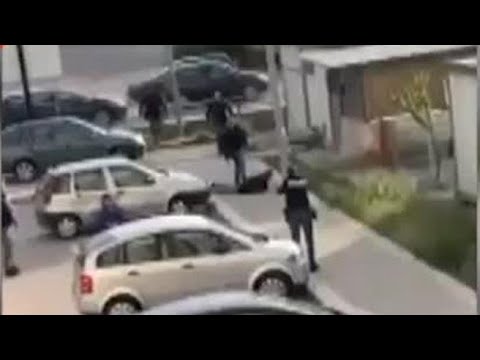 Foggia, poliziotto dà un calcio in faccia a un ragazzo mentre è a terra: trasferito