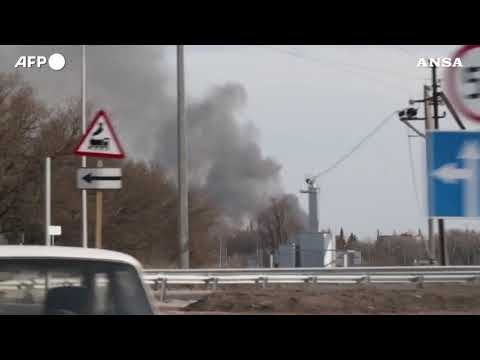Ucraina, distrutto l’aeroporto di Dnipro: colonna di fumo sulla citta’