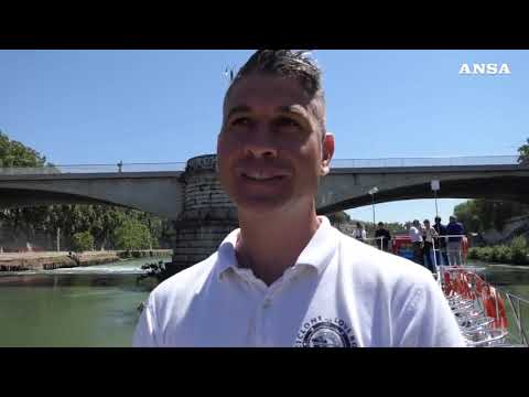 Roma, bellezze sprecate: viaggio sul Tevere fra degrado e immondizia