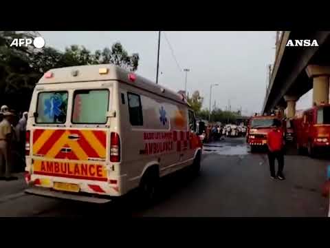 India, almeno 27 morti nell’incendio di un edificio a New Delhi