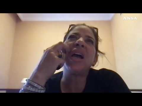 Reporter di Al Jazeera uccisa, la collega: “Al funerale tolte immagini e bandiere”