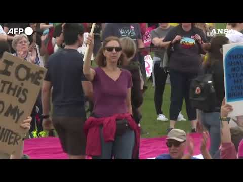 Washington, in migliaia lungo il National Mall per il diritto all’aborto