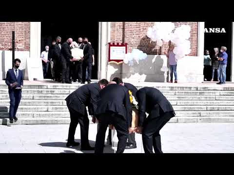 Madre e figlia uccise, in centinaia ai funerali a Samarate