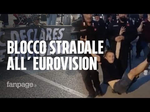 Eurovision, attivisti bloccano il traffico per protesta: trascinati via con la forza dalla polizia