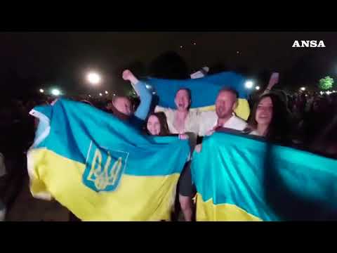 Torino, i festeggiamenti all’Eurovision village per la vittoria dell’Ucraina