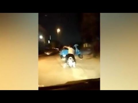 Afragola, sullo scooter con una Vespa in braccio: «Cose da pazzi»
