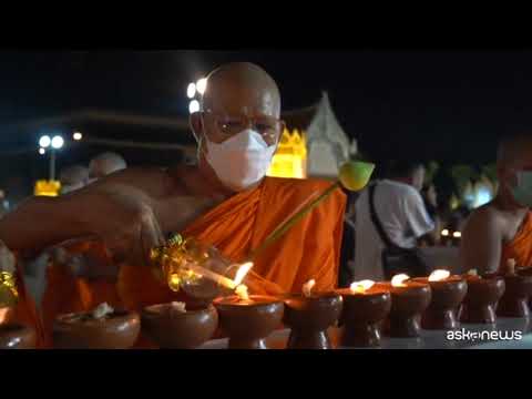Migliaia di candele accese per il compleanno di Buddha a Bangkok