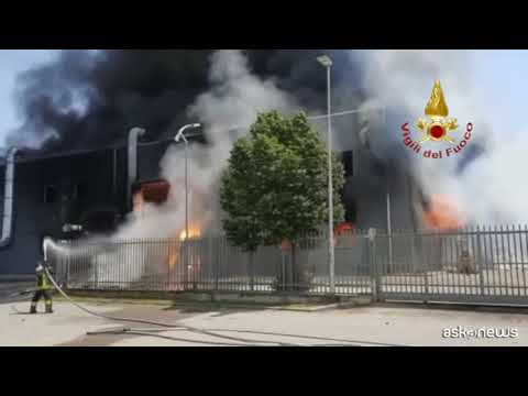 Maxi incendio in un deposito di vernici alle porte di Roma