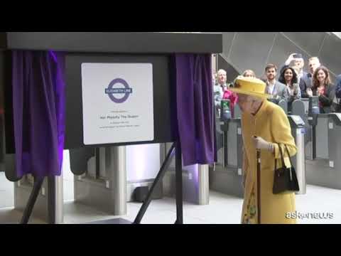 Visita a sorpresa della Regina Elisabetta a Paddington station