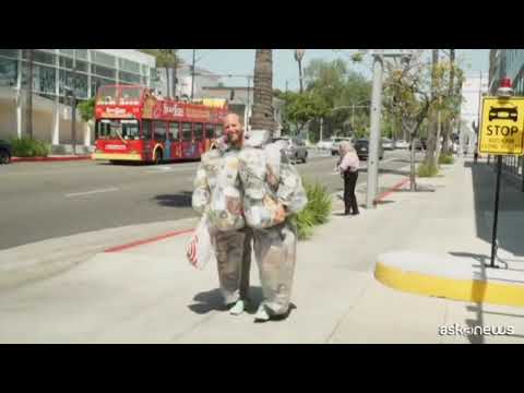 Un attivista Usa indossa la sua spazzatura per un mese