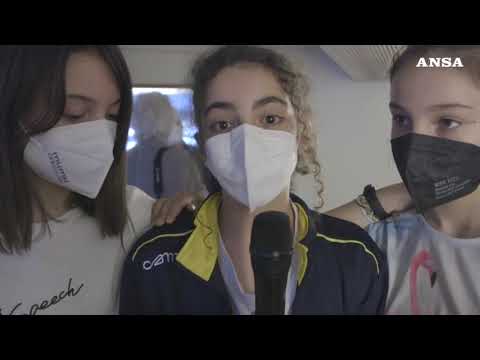 L’avversaria in lacrime, fanno invasione di campo e corrono ad abbracciarla