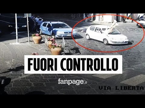 Procida, auto travolge 3 persone e finisce contro le fioriere: il video dell’incidente