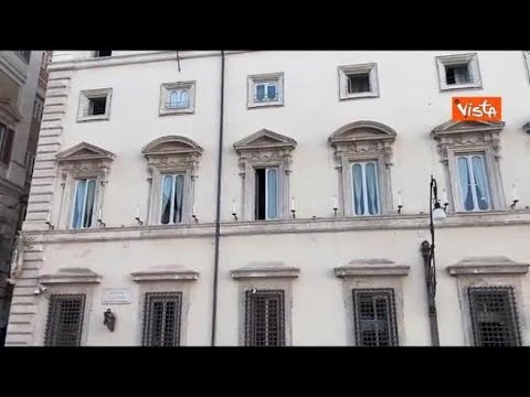 Consiglio dei Ministri straordinario, l’attesa in piazza, finestre aperte nella sala del Governo