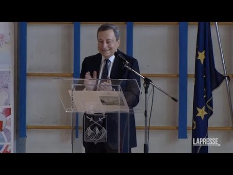 Draghi agli studenti: «Devo tanto a mia moglie, senza di lei chissà quante fesserie avrei fatto»