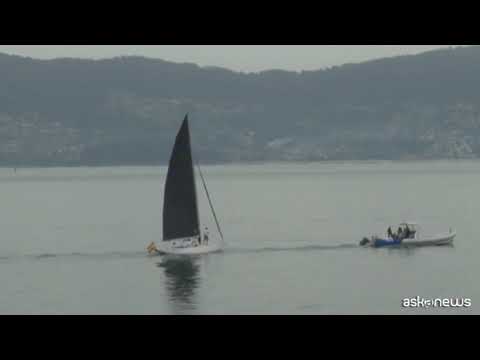 Juan Carlos I in barca a vela in Galizia, proteste in porto