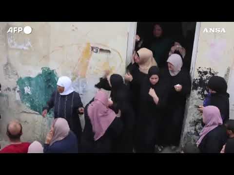 Palestinesi per le vie di Jenin con il corpo del 17enne ucciso nel raid israeliano
