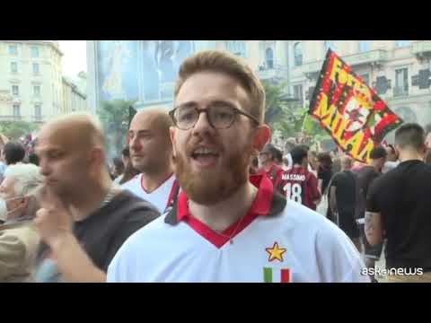 Milan campione d’Italia, la festa dei tifosi in Piazza Duomo