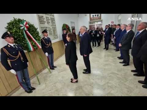 Falcone, Lamorgese depone corona d’alloro in caserma Lungaro a Palermo