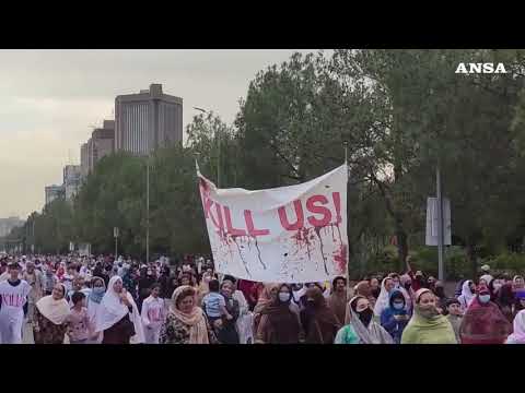 Pakistan, rifugiati afghani protestano a Islamabad