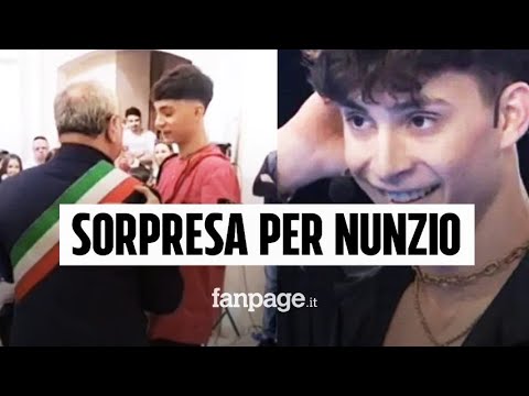 Nunzio torna a casa dopo Amici e riceve una sorpresa dal sindaco della sua città