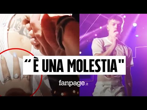 Ragazza tocca le parti intime di Blanco mentre canta tra la folla: “Questa è una molestia”