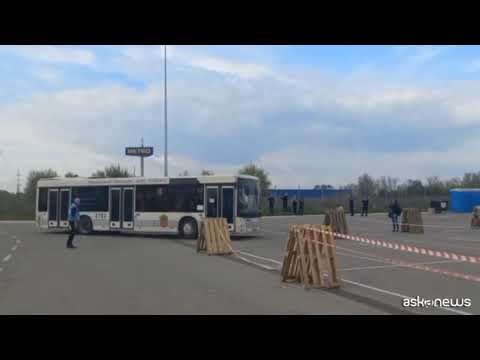 Ucraina, l’arrivo a Zaporizhzhya dei civili in fuga da Mariupol