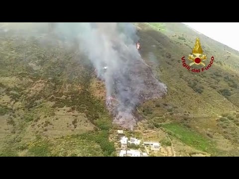 Incendio a Stromboli le fiamme minacciano le case a San Vincenzo