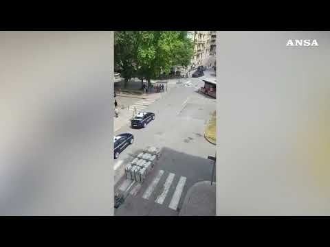 Torino, pullman tranciato a meta’ da una palla da demolizione: ma e’ Fast and Furious
