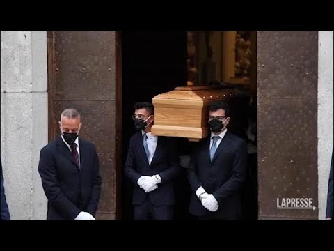 A Nusco l’ultimo saluto a De Mita: applausi all’uscita del feretro dalla chiesa