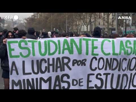 Cile, proteste studentesche a Santiago: disordini e autobus in fiamme