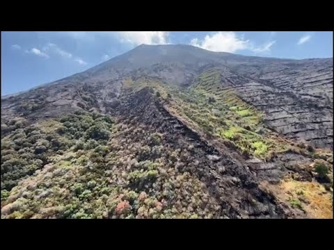 Stromboli, la devastazione dopo il vasto incendio: il video dall’elicottero