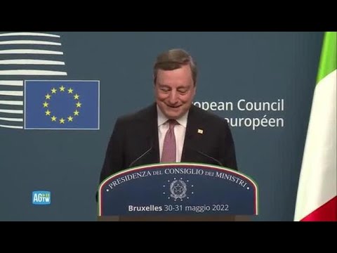 Draghi, la gag con lo staff: «Ho detto gas invece di petrolio, c’è Giugliano che mi faceva delle…