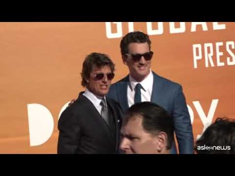 Tom Cruise in elicottero sul red carpet per ‘Top Gun: Maverick’